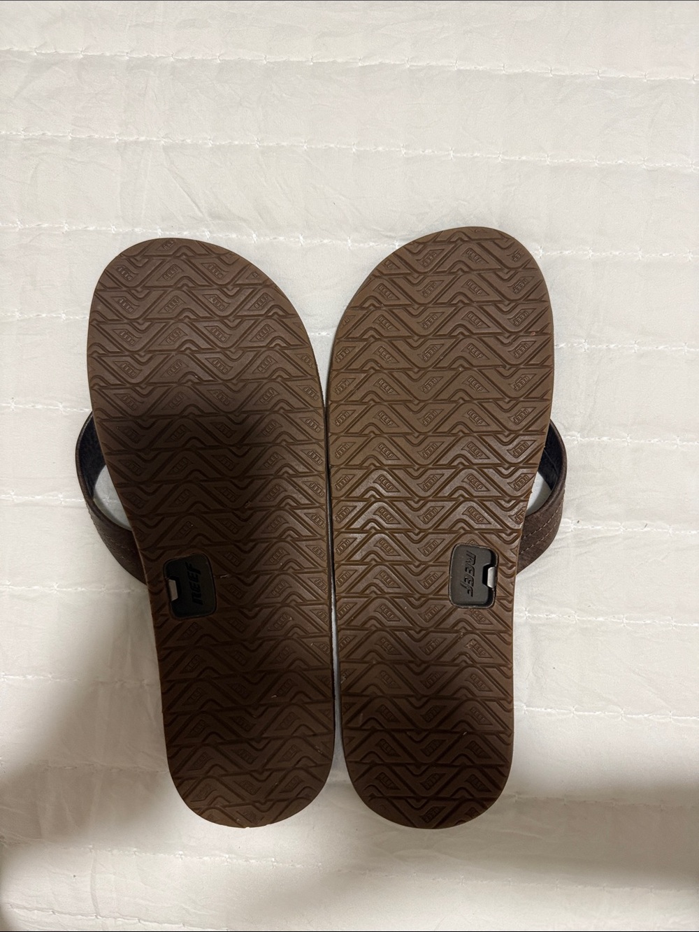 Reef Men's Brown Leather Flip-Flops with Textured Straps - Picture 2 of 3